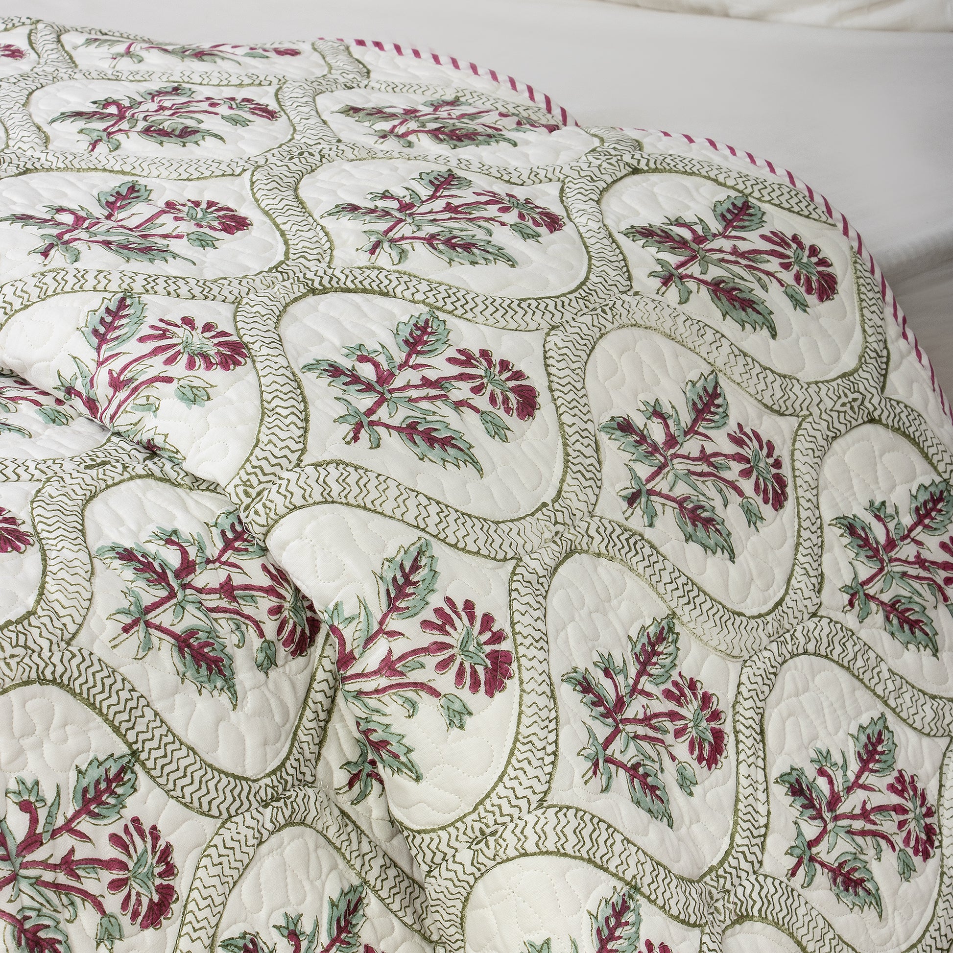 Multicolor Floral Print Soft Cotton Machin Quilts & Comforters
